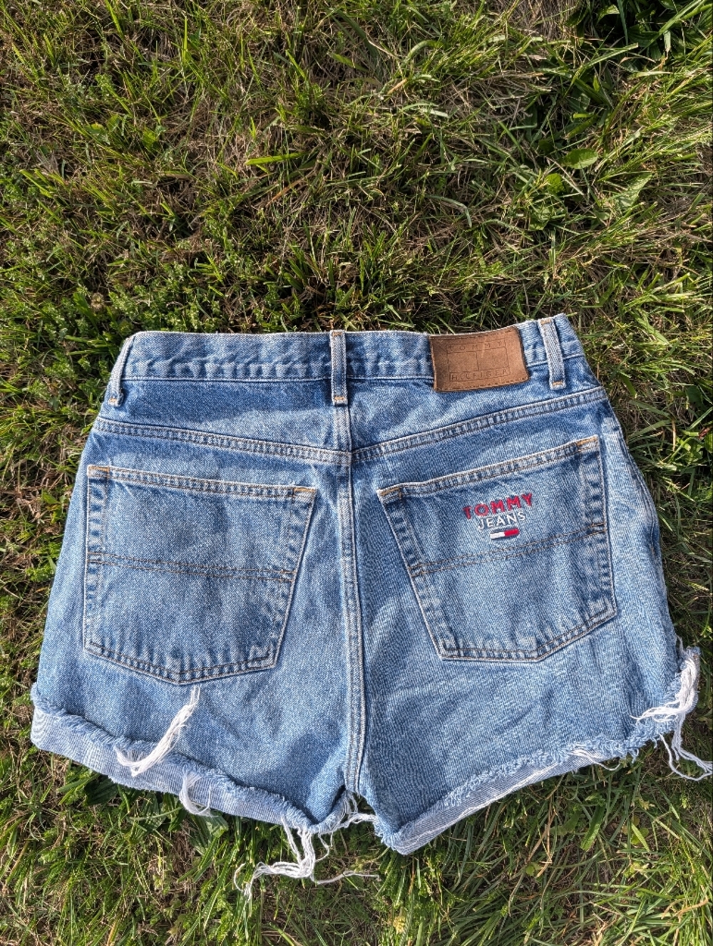 💙 Vintage Y2K (2000) Tommy Hilfiger Vintage Light Blue Distressed Denim Shorts